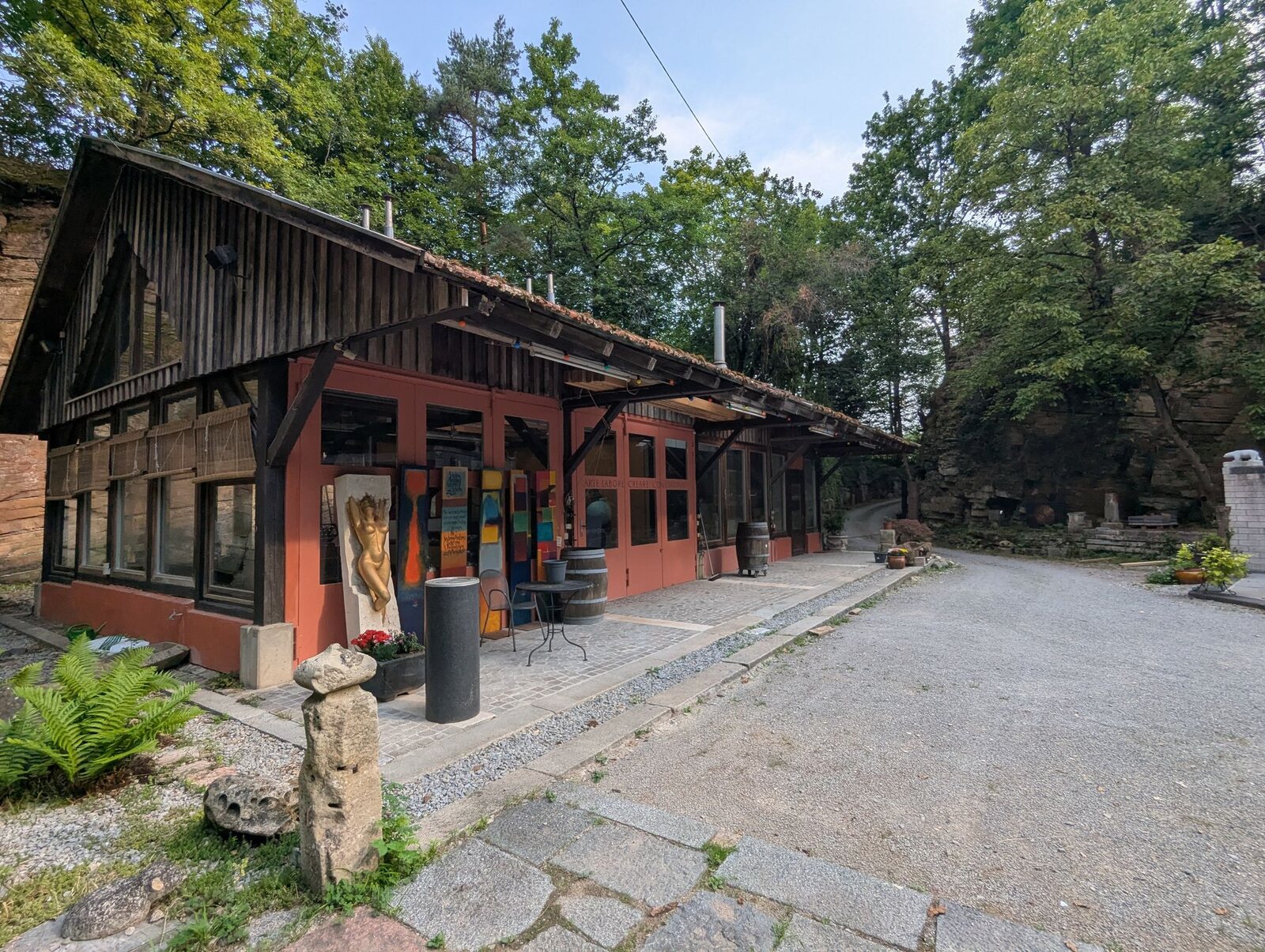 Blick über den begrünten Steinbruch